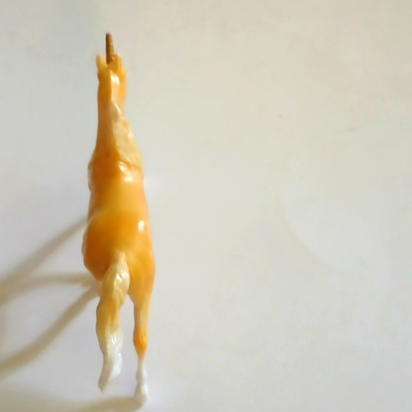 BREYER MYSTERY SURPRISE CHASING RAINBOWS SERIES 2 UNICORN SUNRISE YELLOW 2.5IN - Picture 2 of 3